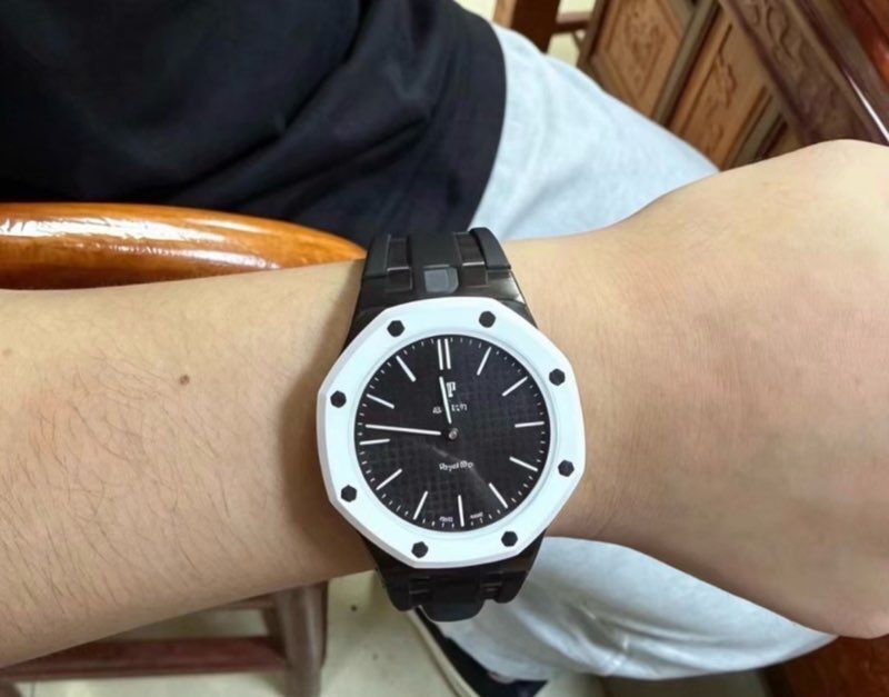 Je m'attendais pas à ça, la taille est parfaite. J'avais commandé chez quelqu'un d'autre mais la montre était trop grande ici elle est ajustable c'est juste parfait :) JE RECOMAAAAANDE